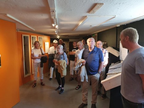 Stjørdal Rotaryklubb på bedriftsbesøk hos Stjørdal Museum Værnes for å se på skiferutstillingen «Stjørdalsskifer».